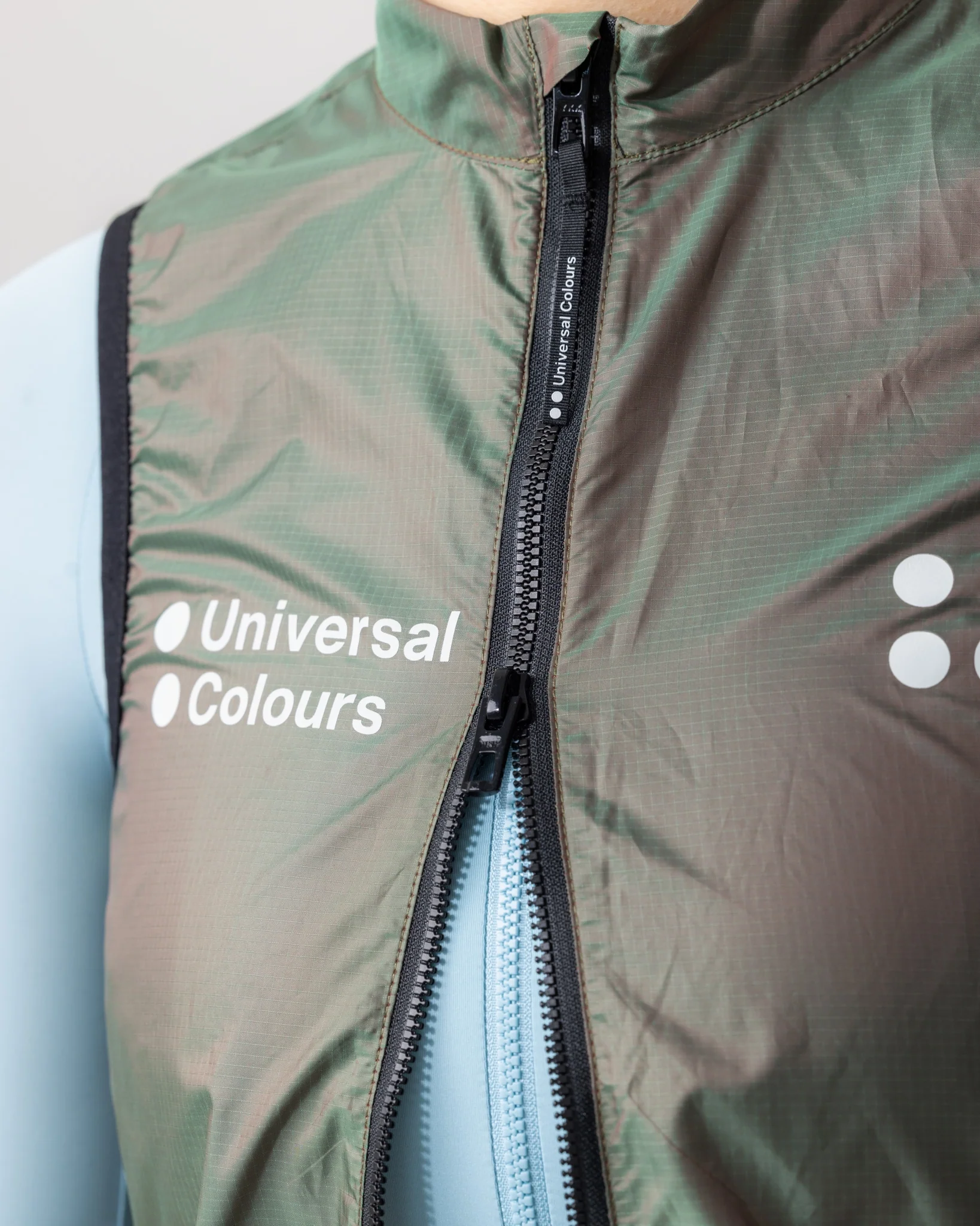 Unisex Spectrum Lightweight Gilet - Iridescent Green/Red - Image 3