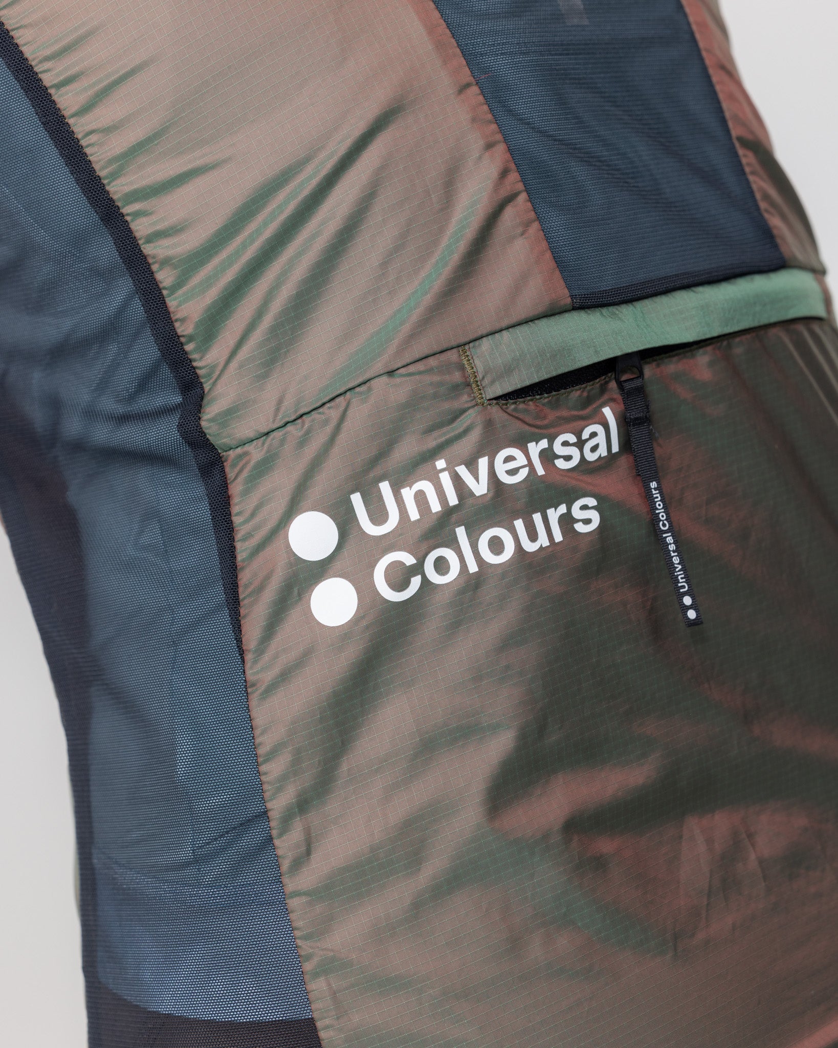 Unisex Spectrum Lightweight Gilet - Iridescent Green/Red - Image 4